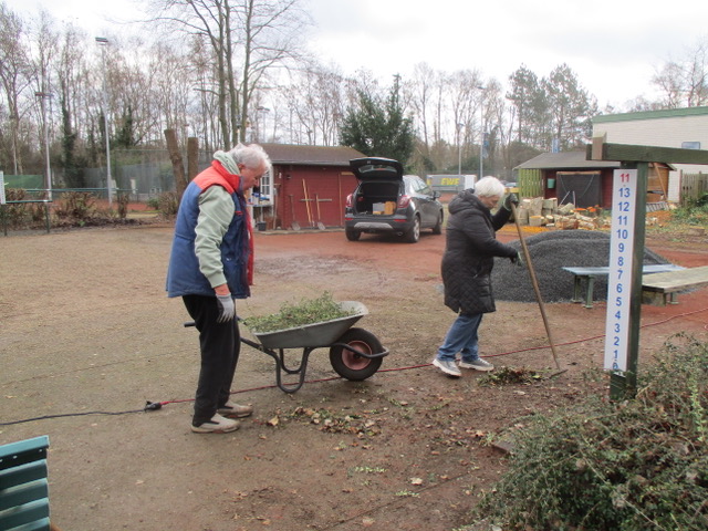 Arbeitseinsatz auf der Boule-Anlage 2