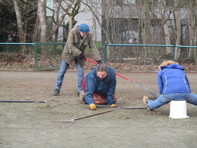 Arbeitseinsatz auf der Boule-Anlage 1